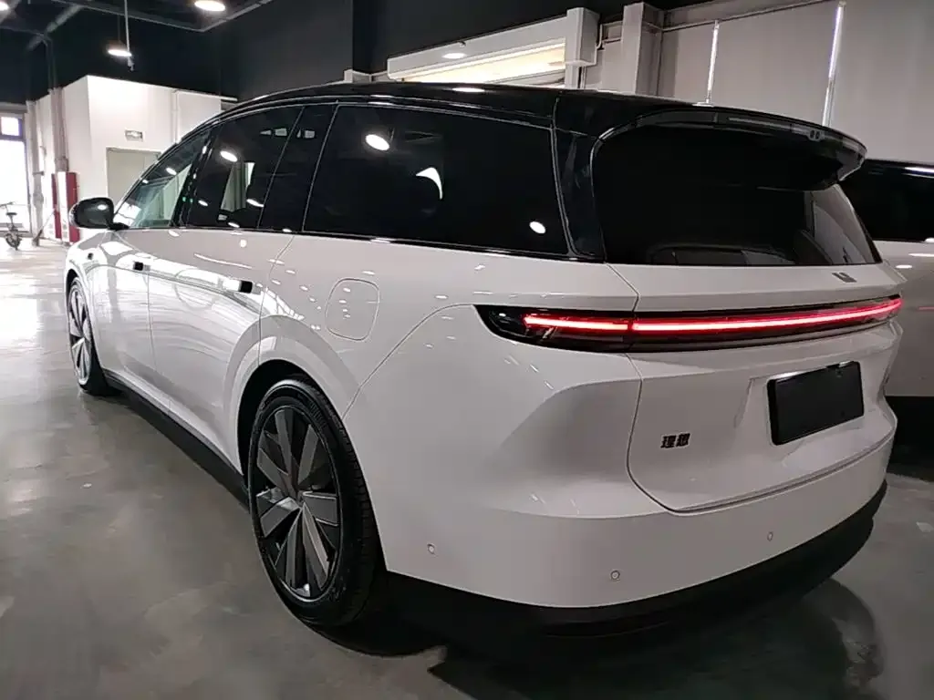 Li Auto i8 — фото 10