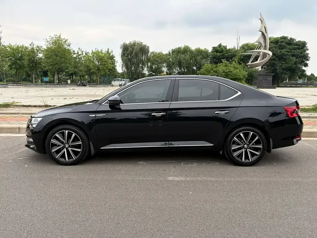 Skoda Superb — фото 10