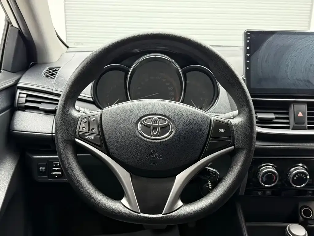 Toyota Yaris L — фото 5
