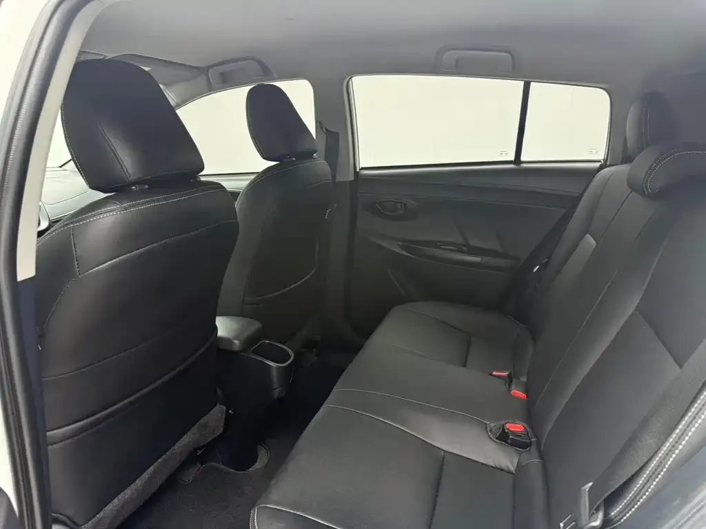 Toyota Yaris L — фото 4