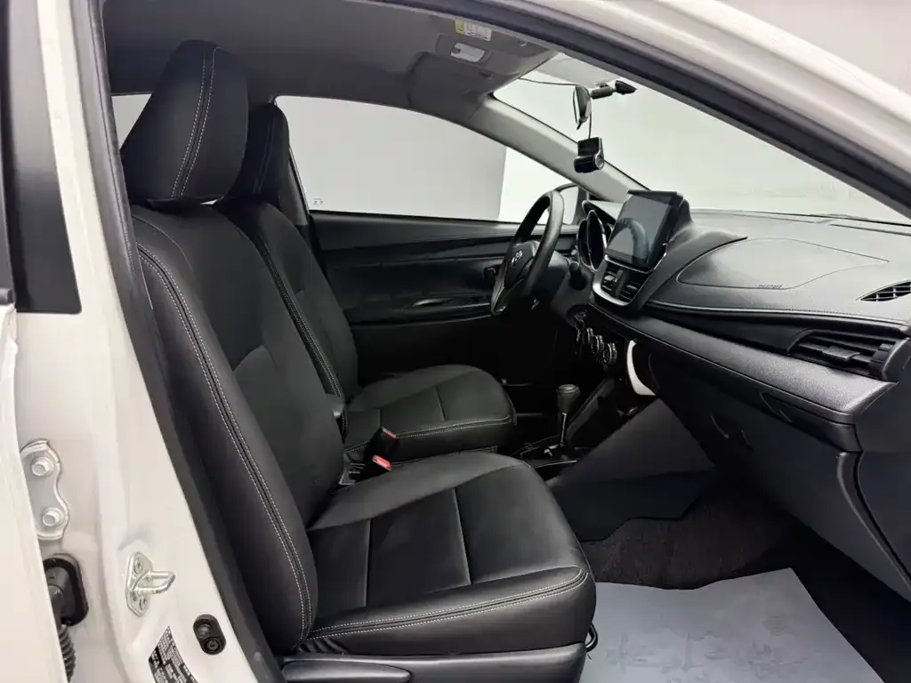 Toyota Yaris L — фото 10