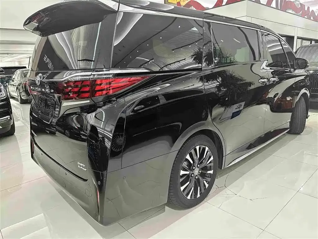 Toyota Alphard — фото 8