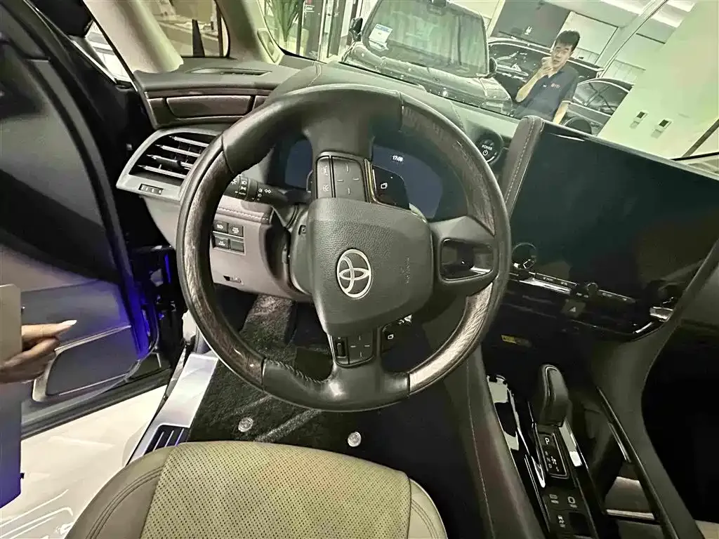 Toyota Alphard — фото 6