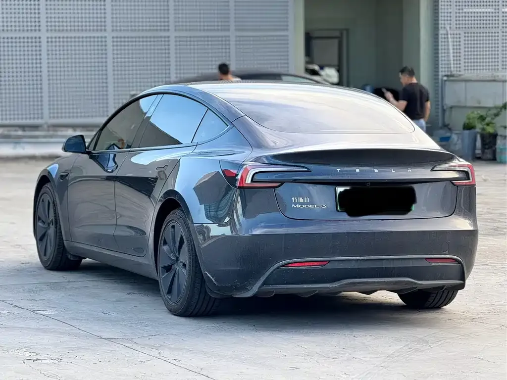 Tesla Model 3 — фото 4