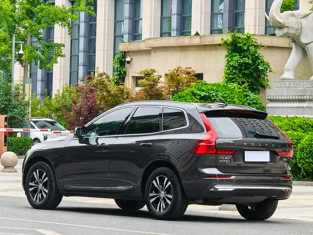 Volvo XC60 — фото 8