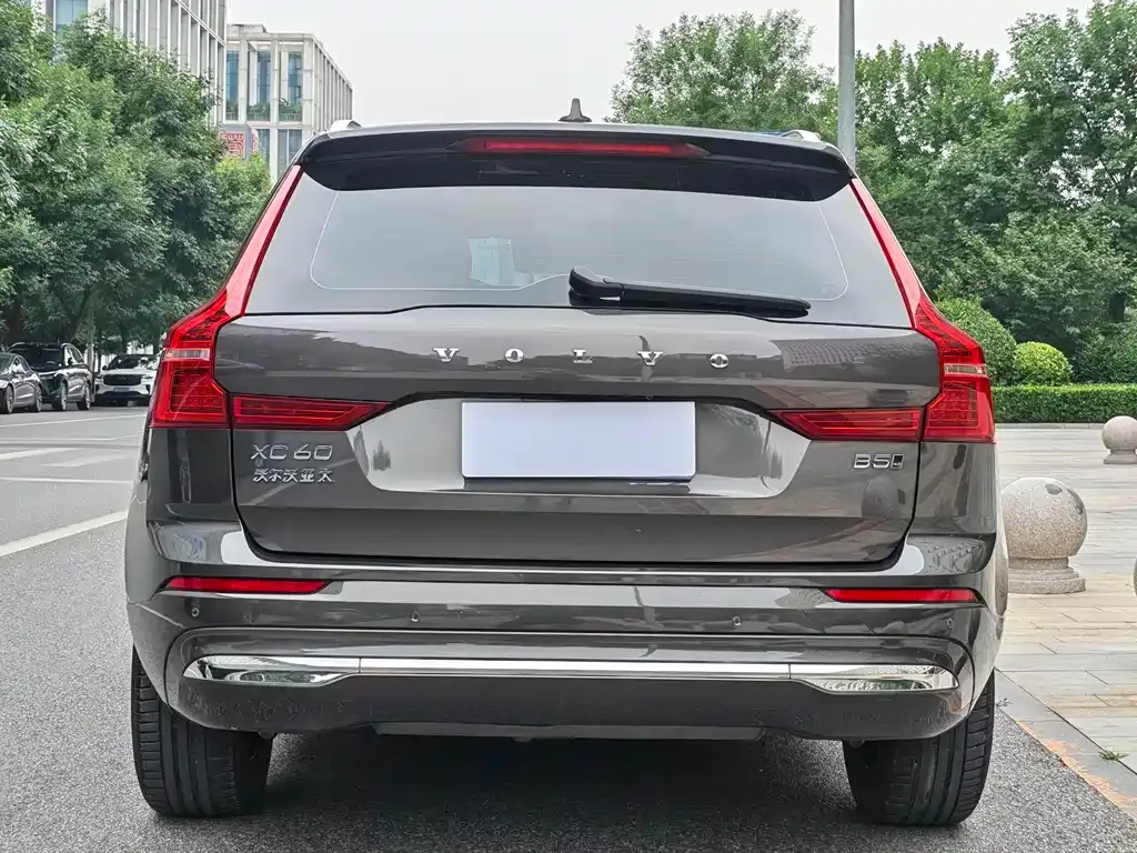 Volvo XC60 — фото 10