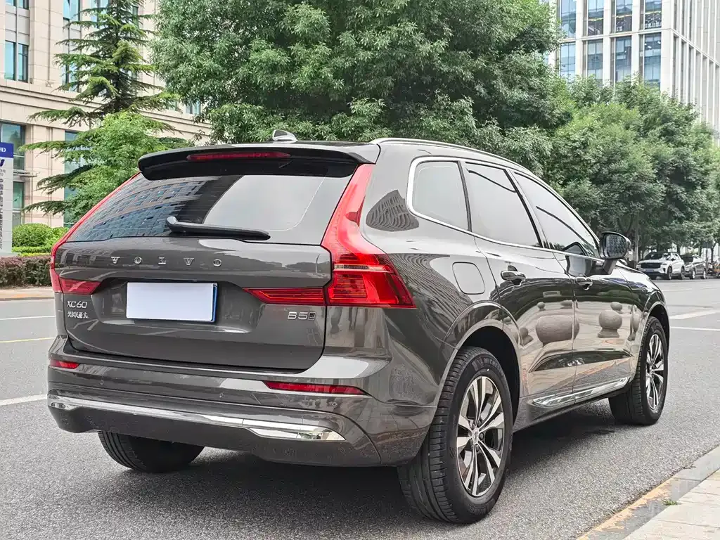 Volvo XC60 — фото 9