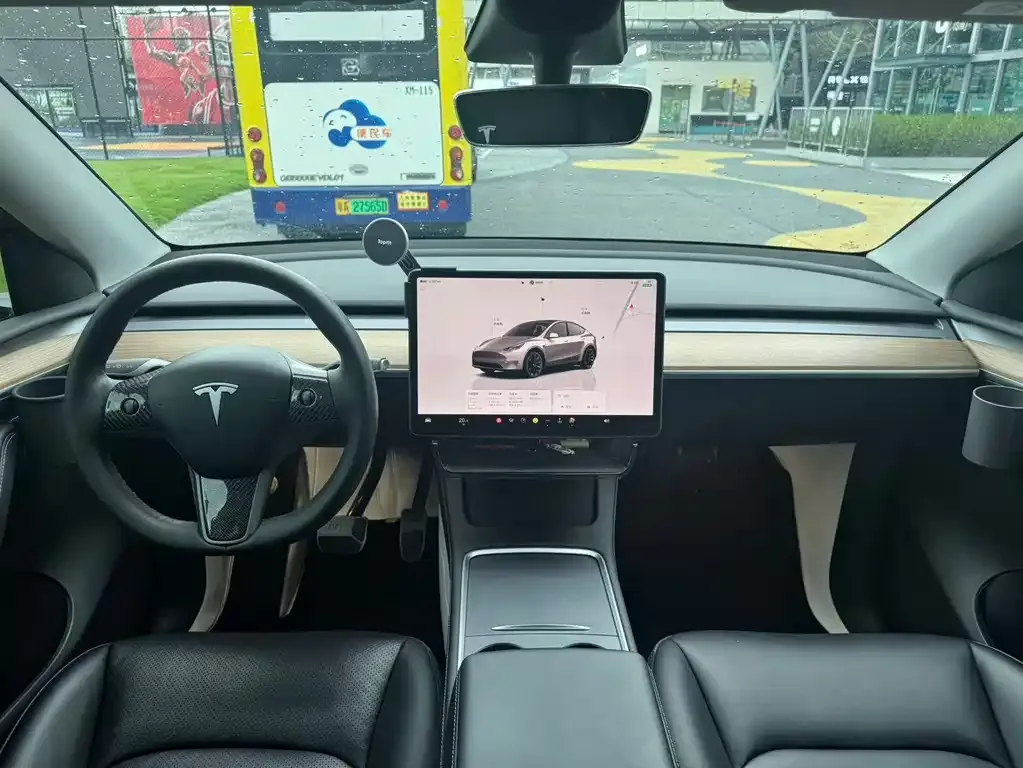 Tesla Model Y — фото 3