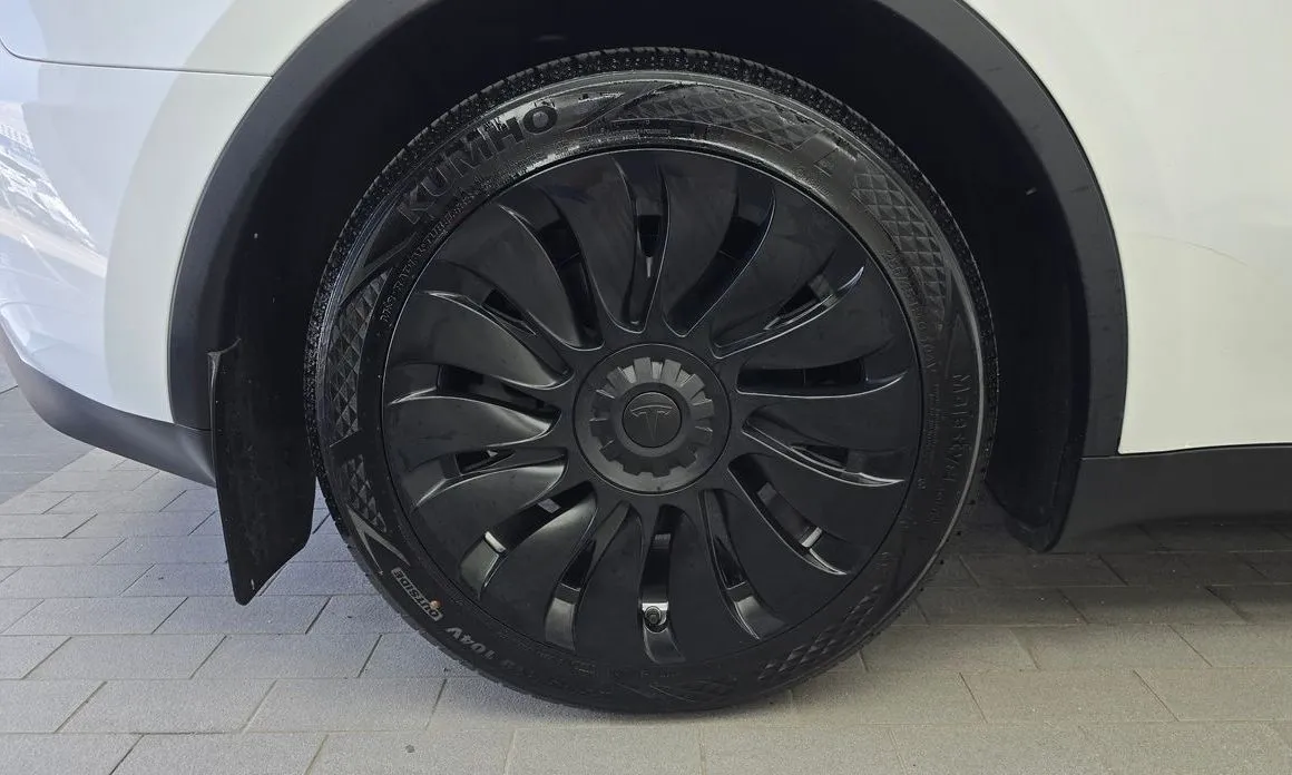 Tesla Model Y — фото 9