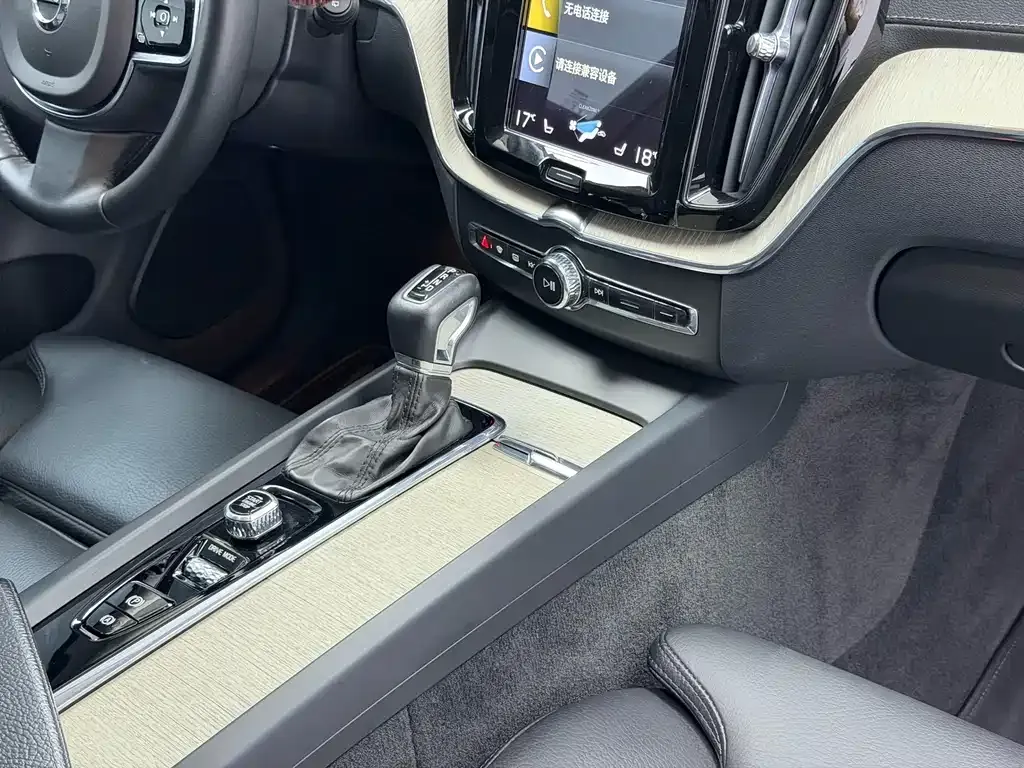 Volvo XC60 — фото 10