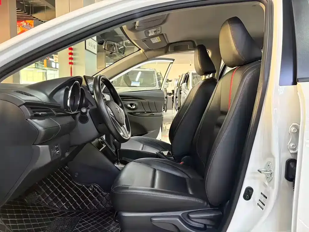 Toyota Yaris L — фото 2