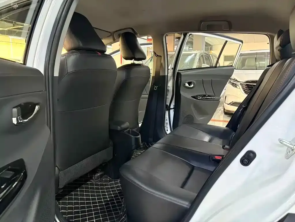 Toyota Yaris L — фото 3