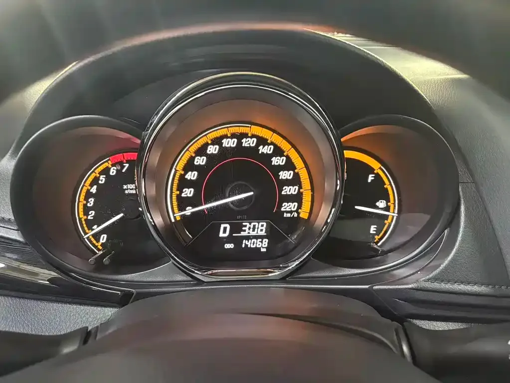 Toyota Yaris L — фото 4