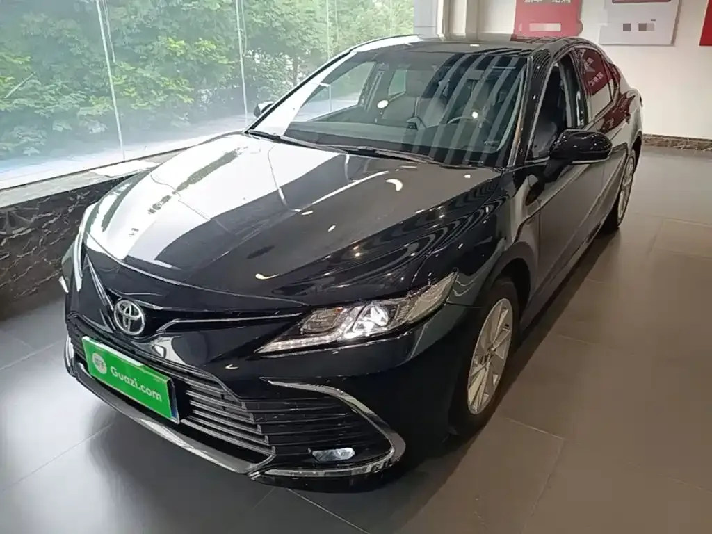Toyota Camry — фото 1