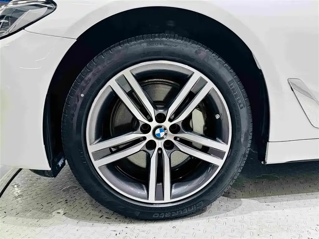 BMW 5 Series — фото 9