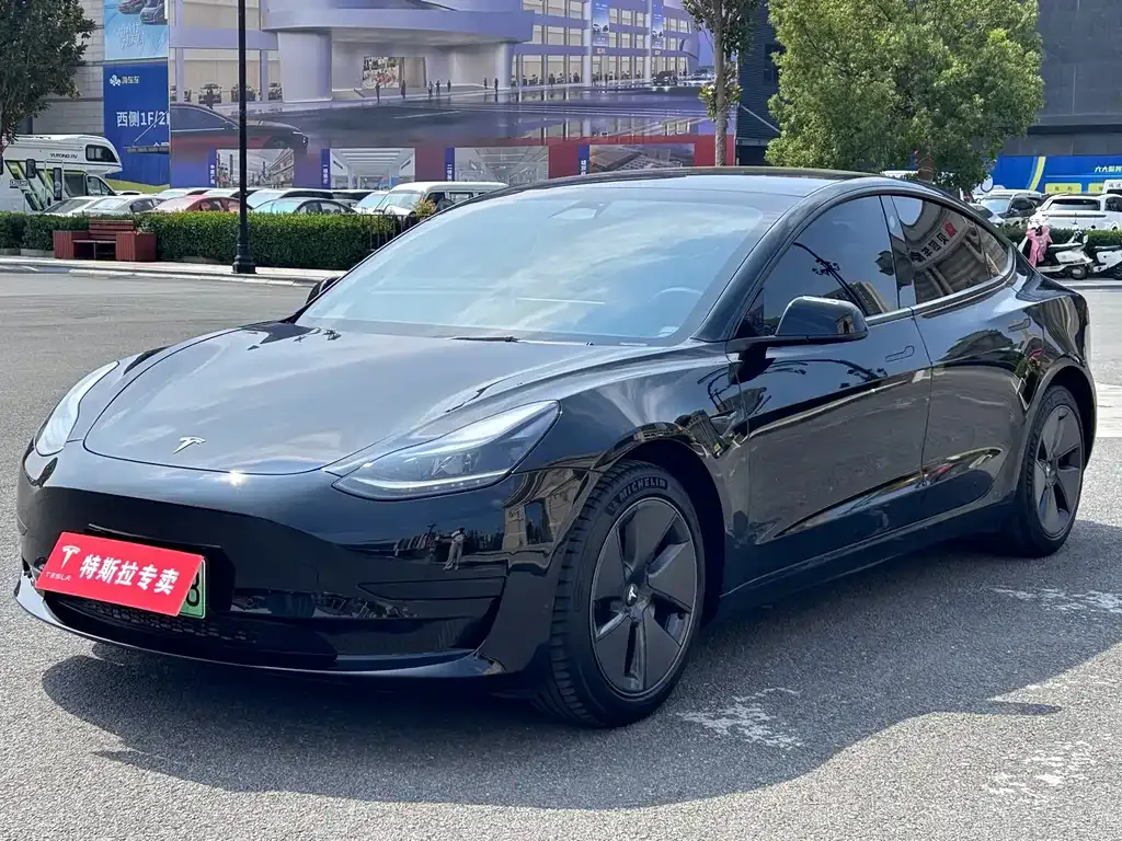 Tesla Model 3 — фото 1