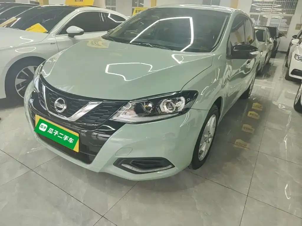 Nissan Tiida — фото 1