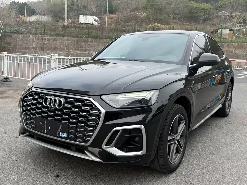 Audi Q5L Sportback — фото 1