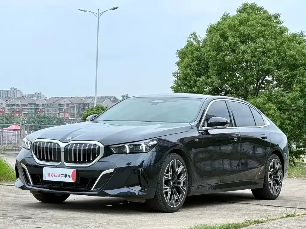 BMW 5 Series — фото 1