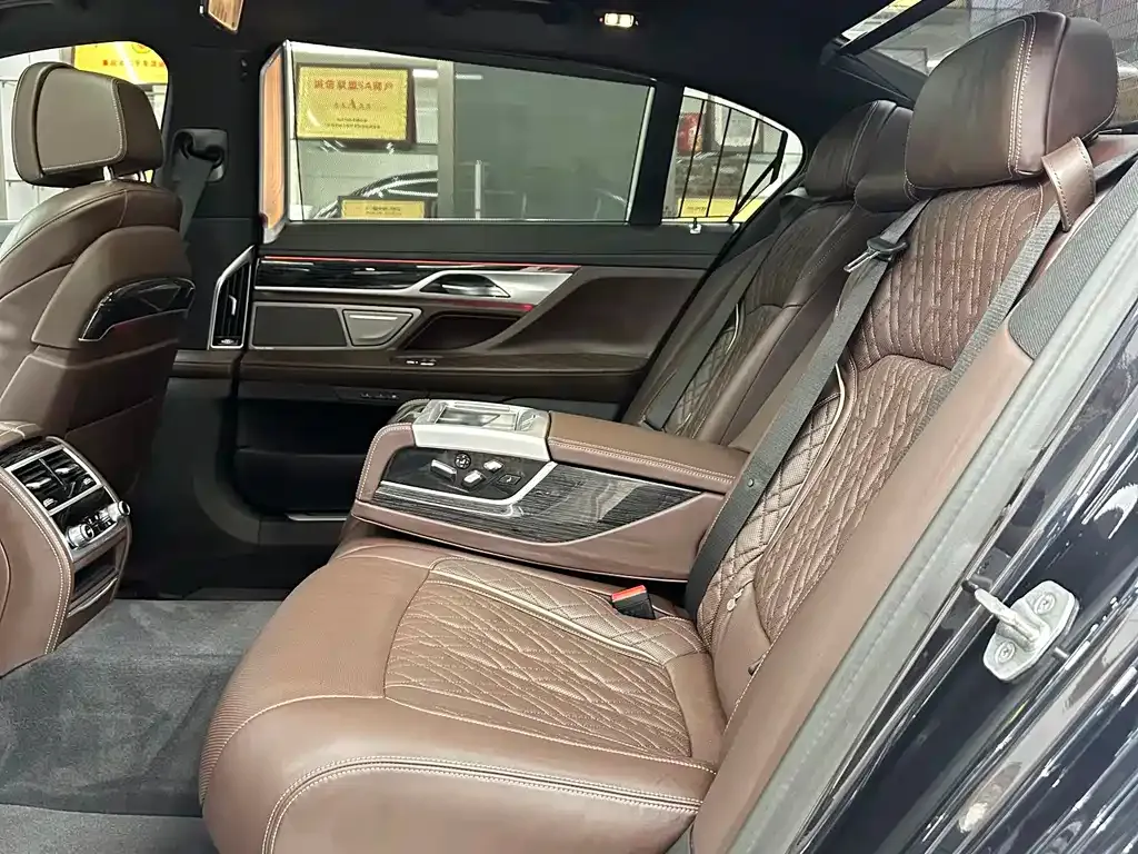 BMW 7 Series — фото 10