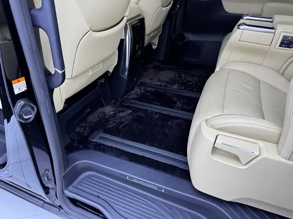 Toyota Alphard — фото 2