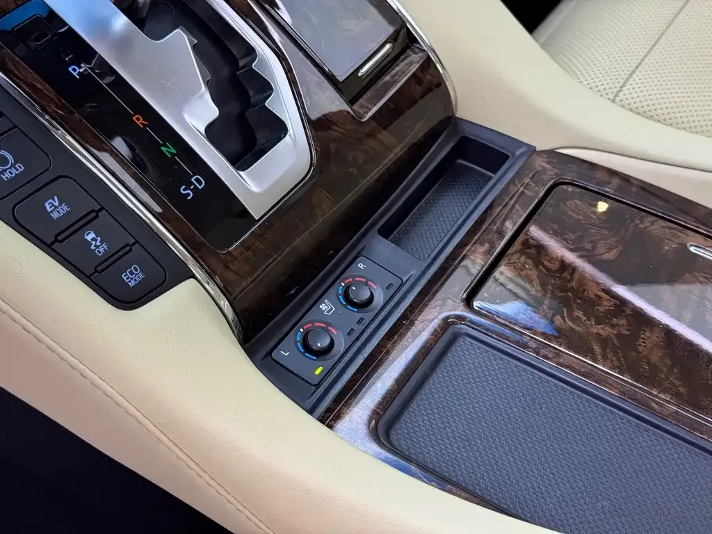 Toyota Alphard — фото 3
