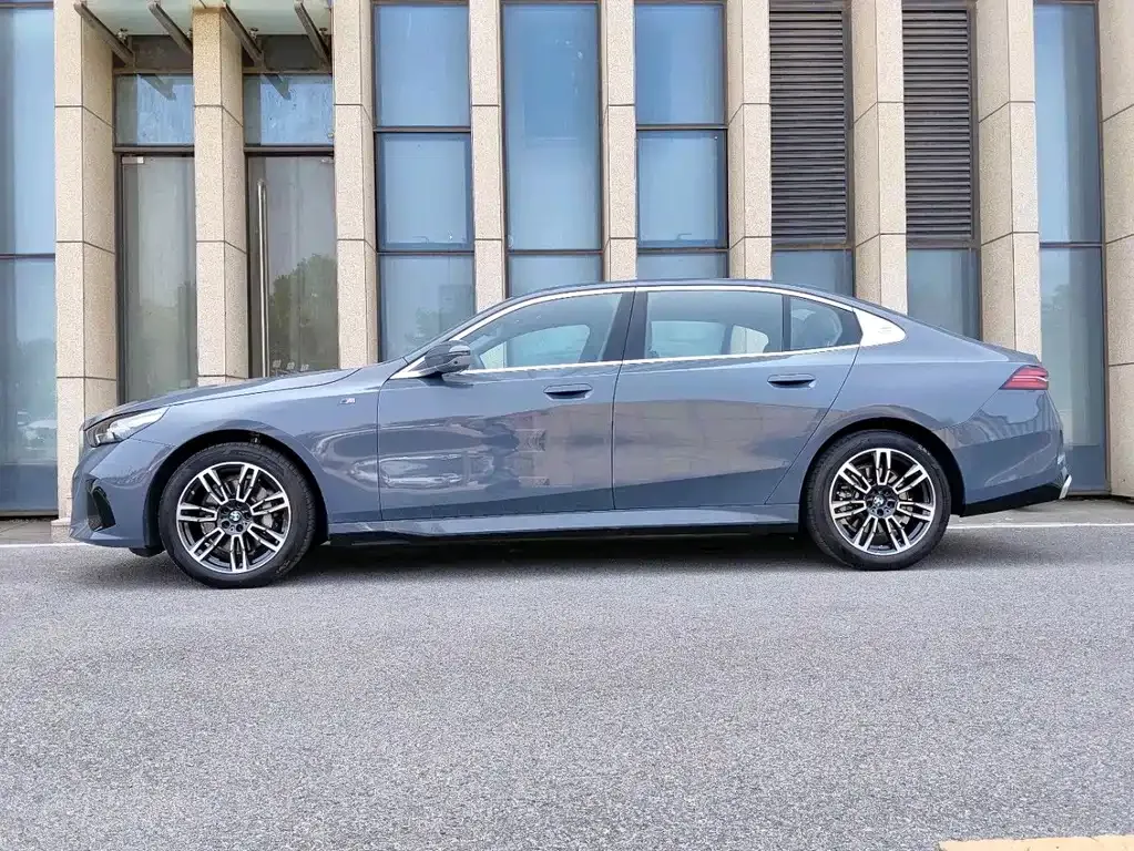 BMW 5 Series — фото 10