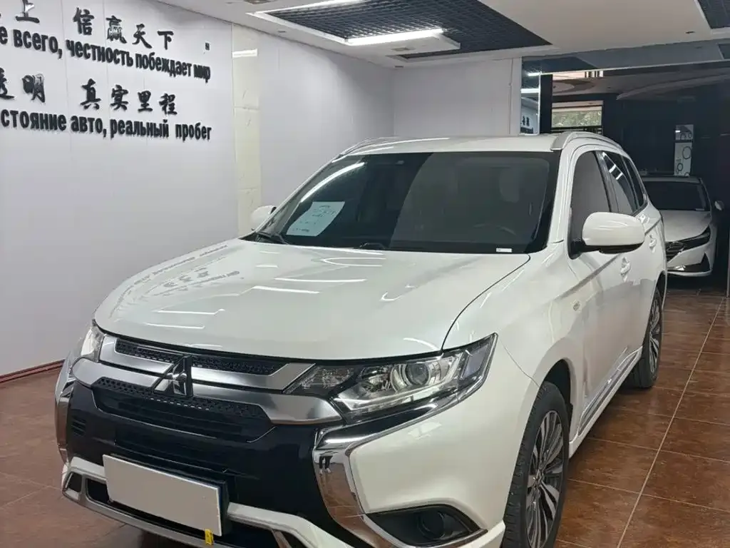 Mitsubishi Outlander — фото 1