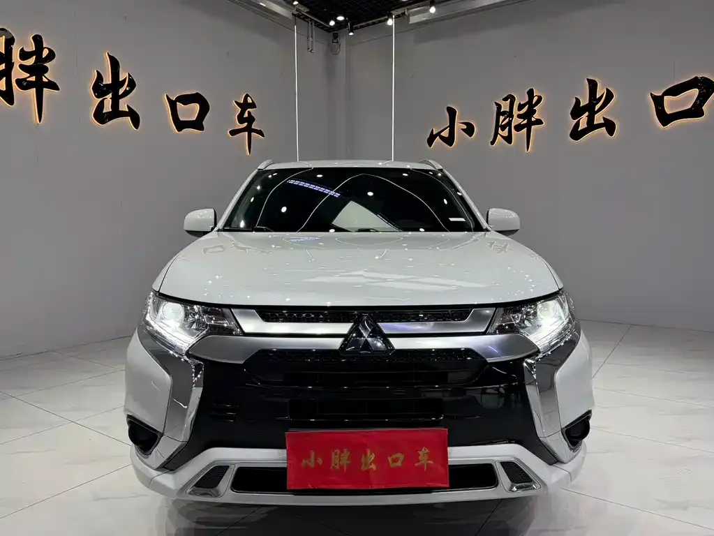 Mitsubishi Outlander — фото 1