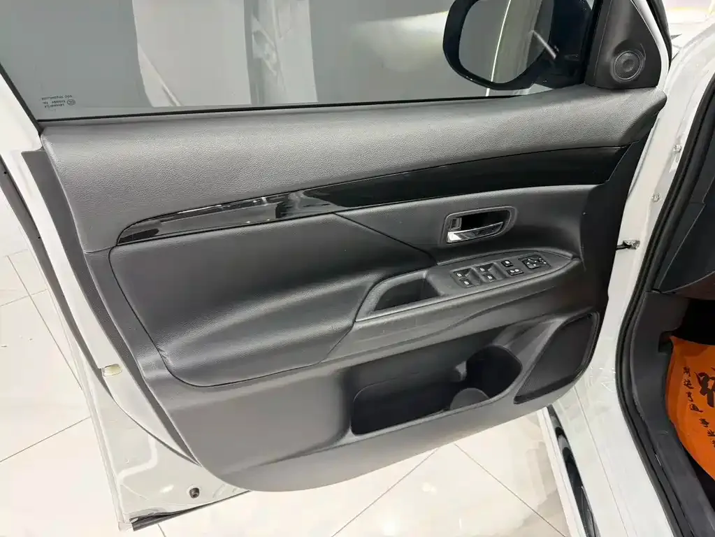 Mitsubishi Outlander — фото 10