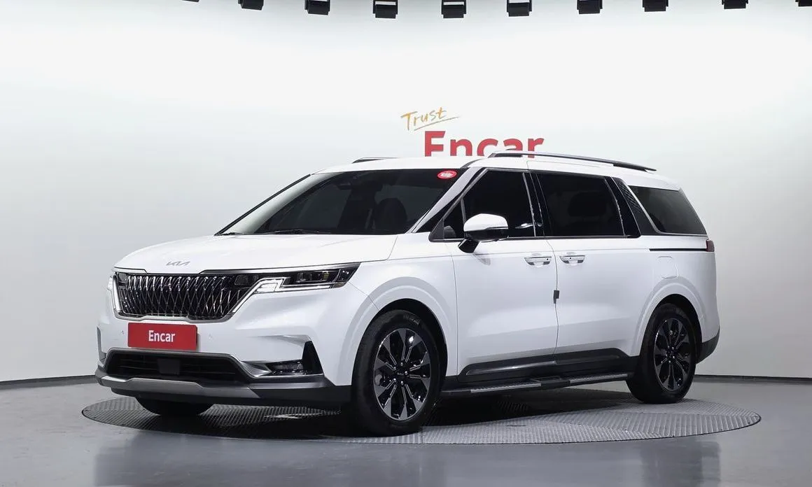 Kia Carnival Gasoline 7-Seater Signature 1
