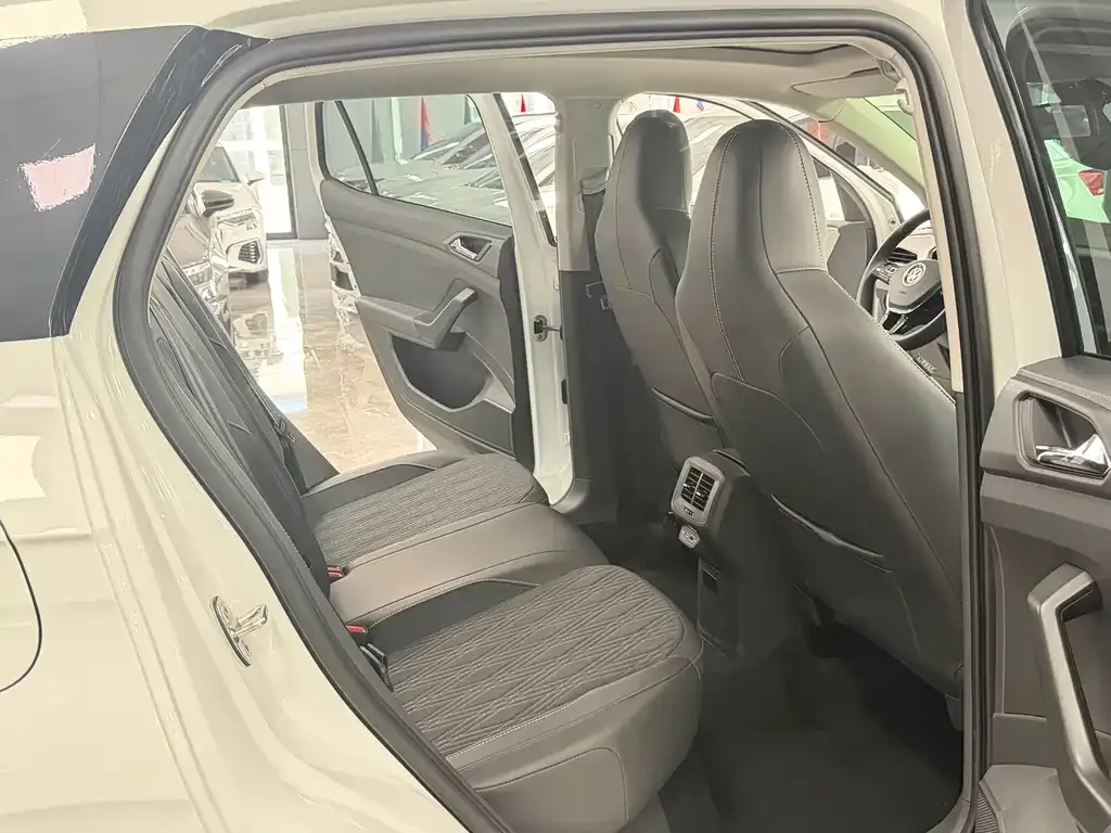Volkswagen T-Cross — фото 10