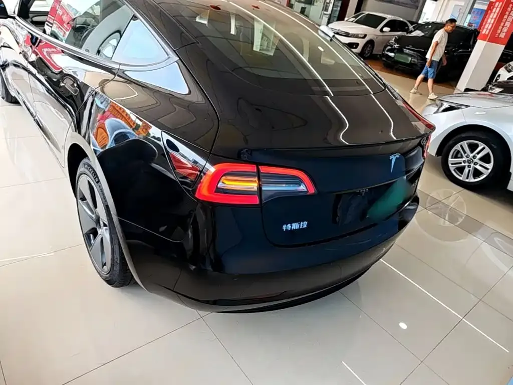 Tesla Model 3 — фото 10