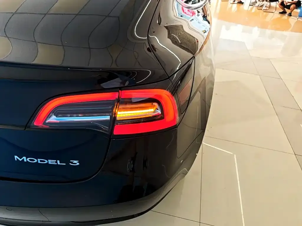 Tesla Model 3 — фото 3