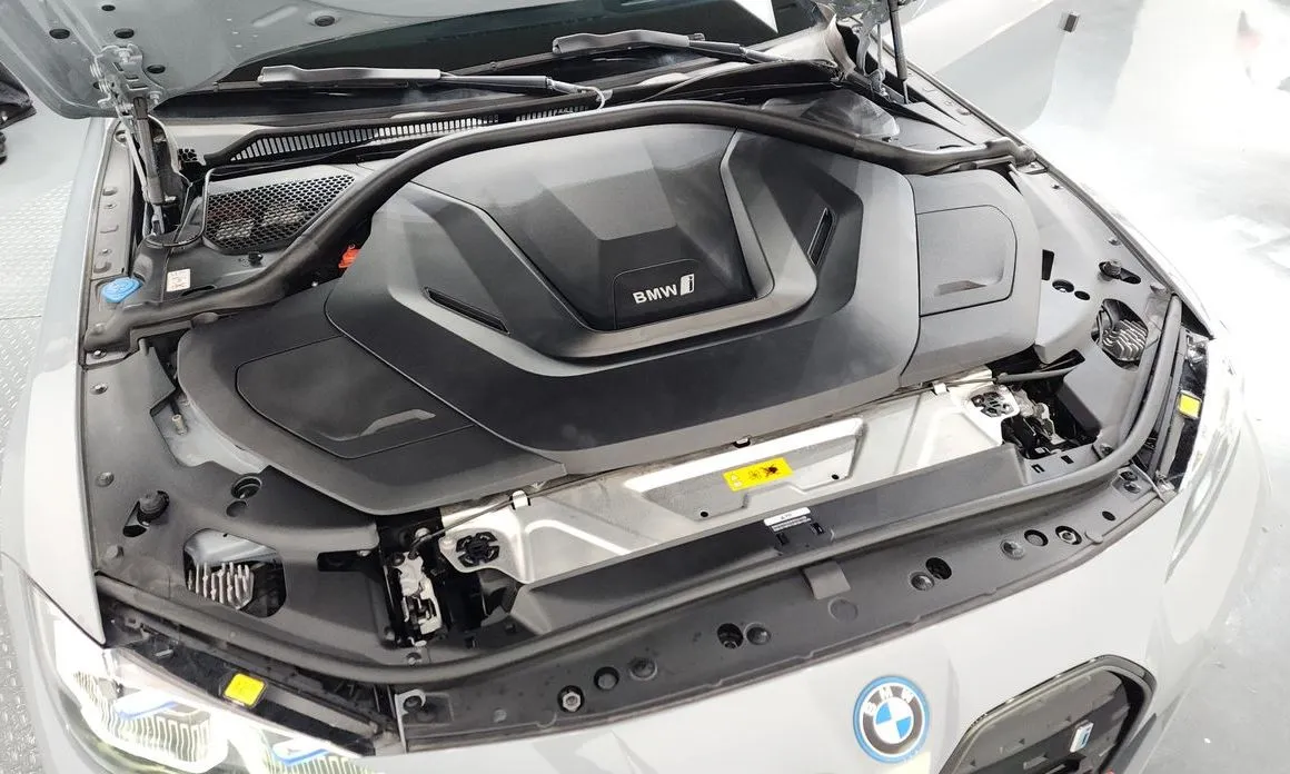 BMW i4 — фото 9