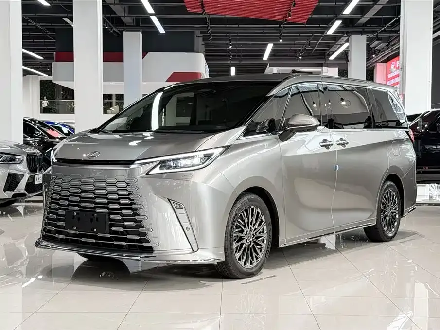 Lexus LM — фото 1