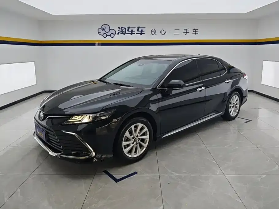 Toyota Camry — фото 1