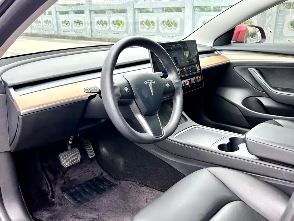 Tesla Model 3 — фото 9