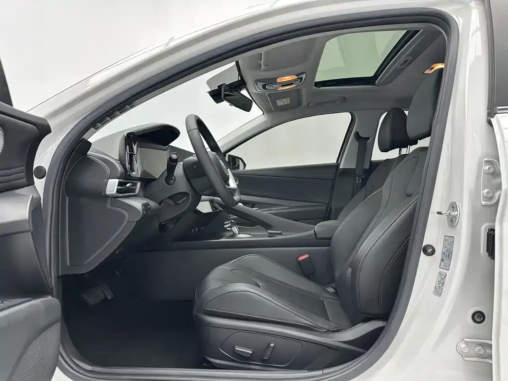 Hyundai Elantra — фото 7