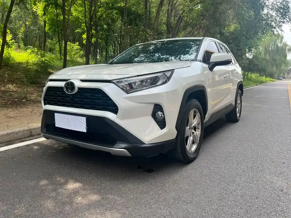 Toyota RAV4 — фото 1