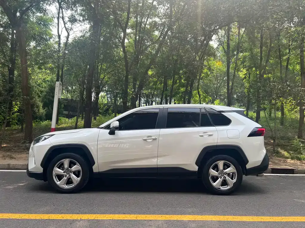 Toyota RAV4 — фото 5