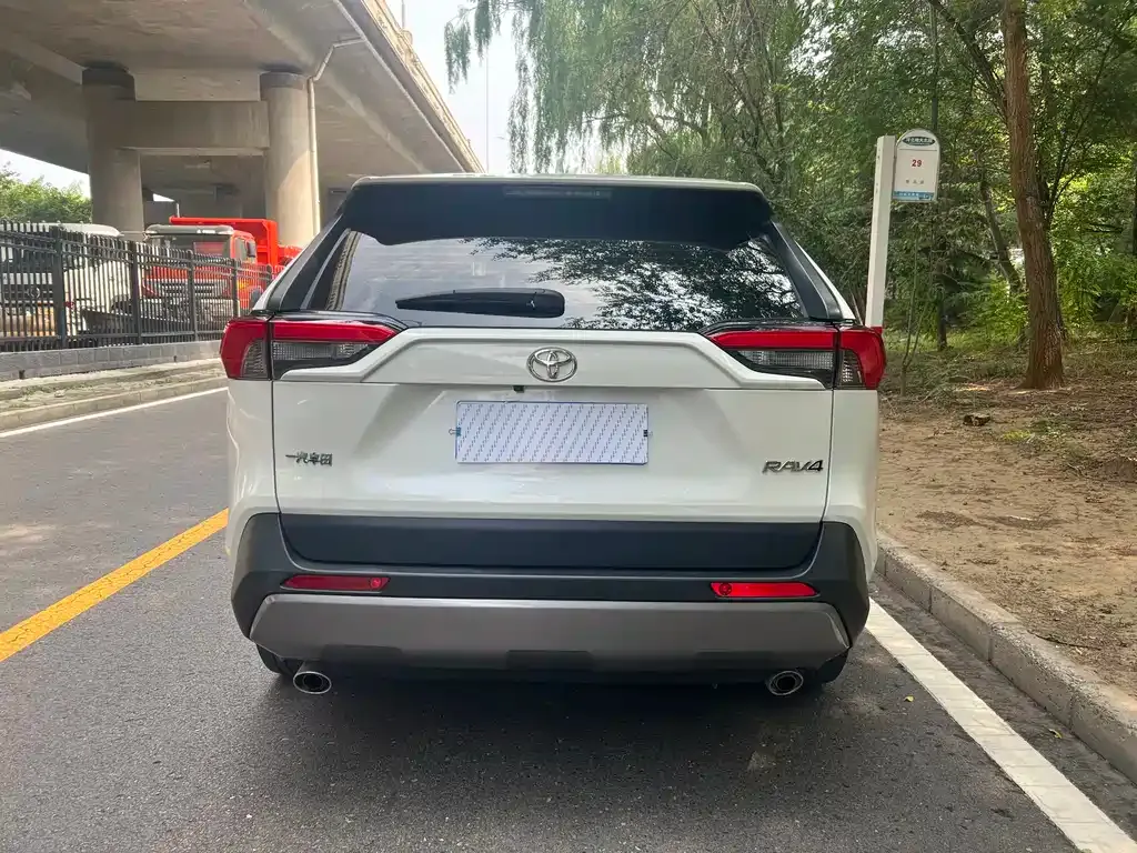 Toyota RAV4 — фото 7