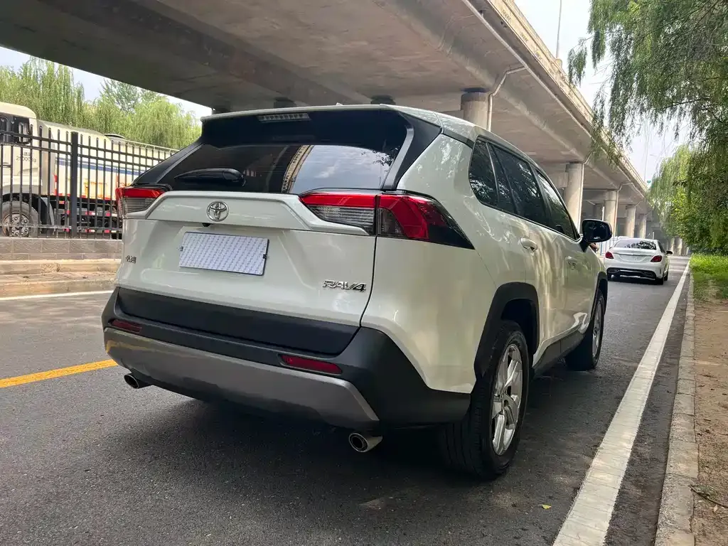 Toyota RAV4 — фото 3