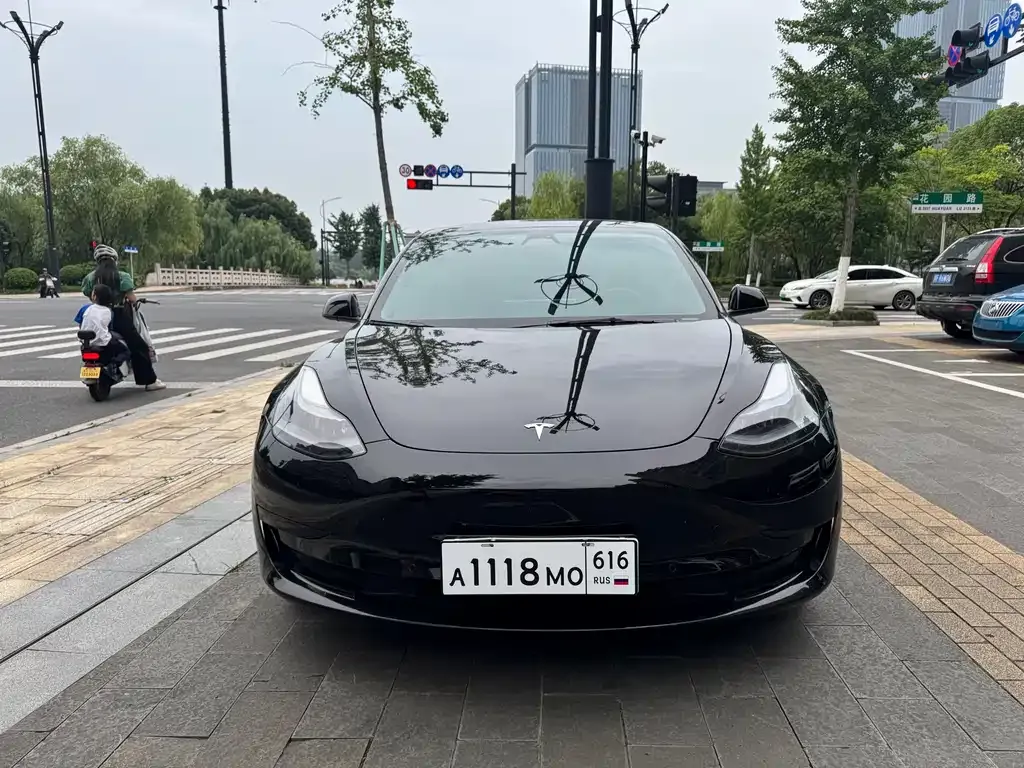 Tesla Model 3 — фото 1