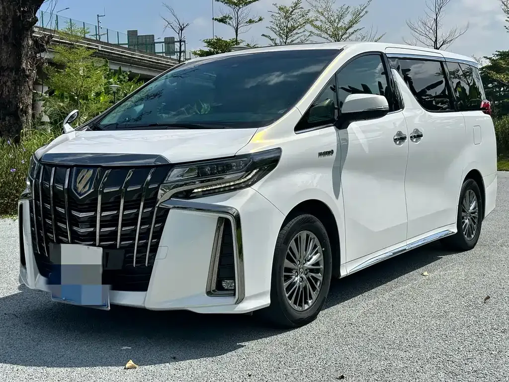 Toyota Alphard — фото 1