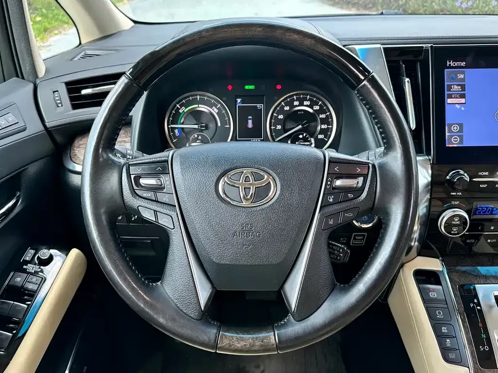 Toyota Alphard — фото 5