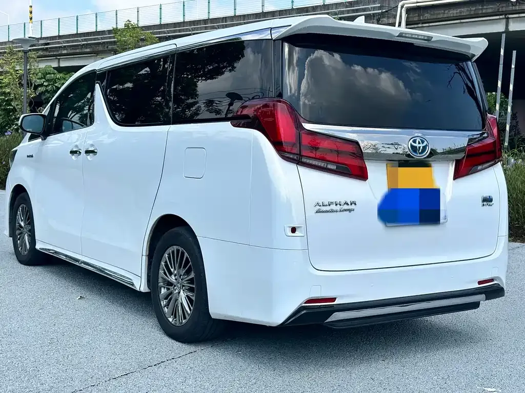 Toyota Alphard — фото 10