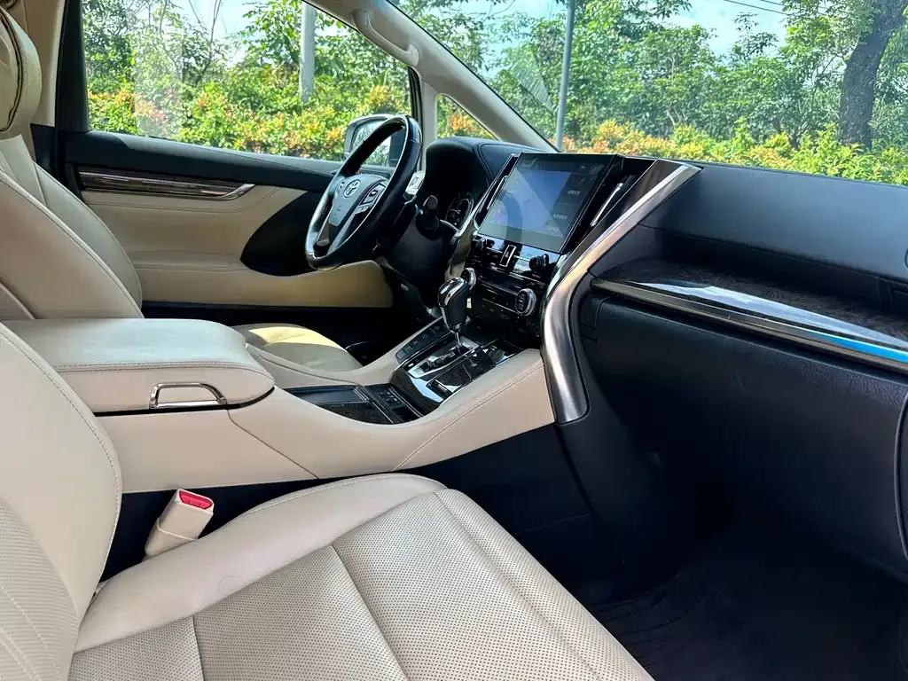 Toyota Alphard — фото 4
