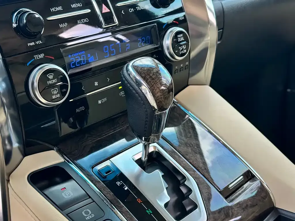 Toyota Alphard — фото 2