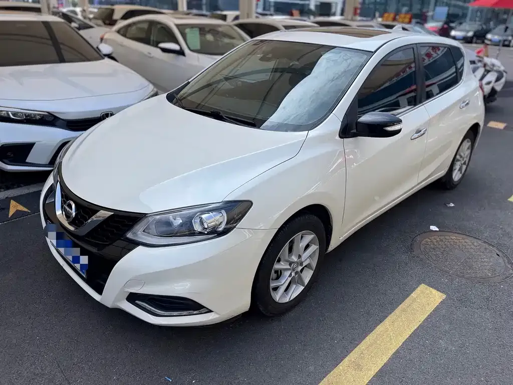 Nissan Tiida — фото 1